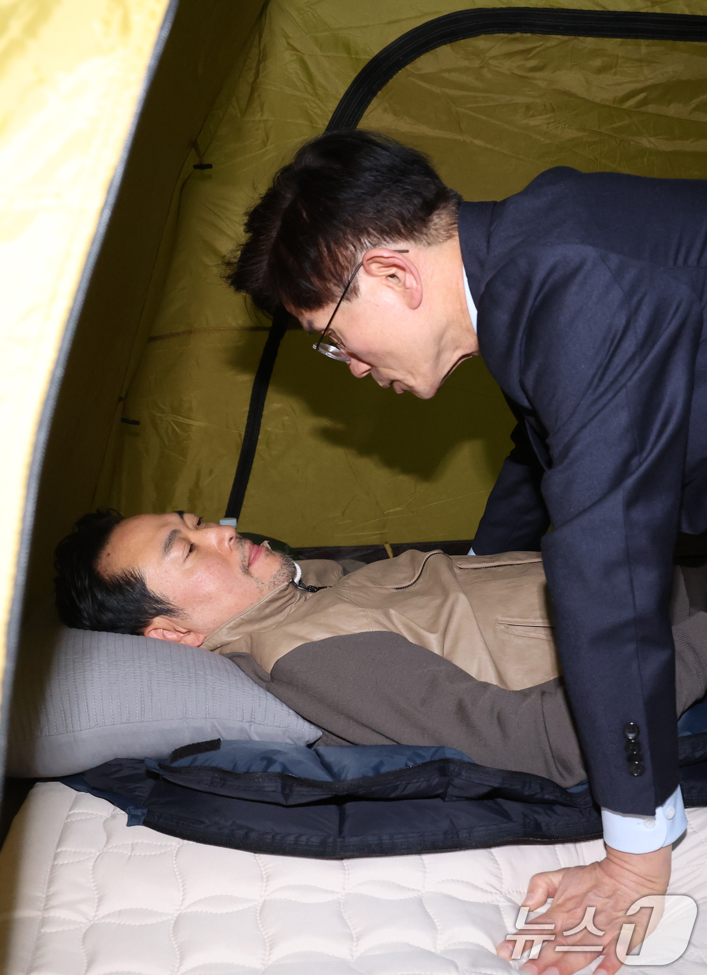 (서울=뉴스1) 신웅수 기자 = 단식 중인 장동혁 국민의힘 대표가 21일 서울 여의도 국회 로텐더홀 단식 농성장을 찾은 김문수 전 고용노동부 장관과 대화하고 있다. 2026.1.2 …