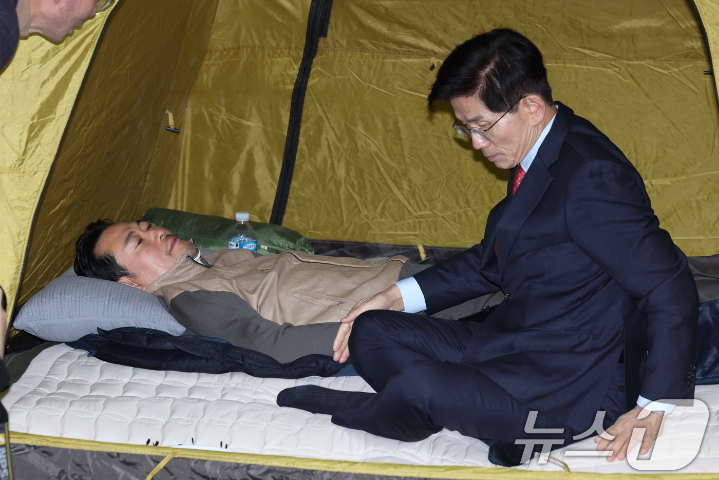 (서울=뉴스1) 이승배 기자 = 단식 중인 장동혁 국민의힘 대표가 21일 서울 여의도 국회 로텐더홀 단식 농성장을 찾은 김문수 전 고용노동부 장관과 대화하고 있다. 2026.1.2 …