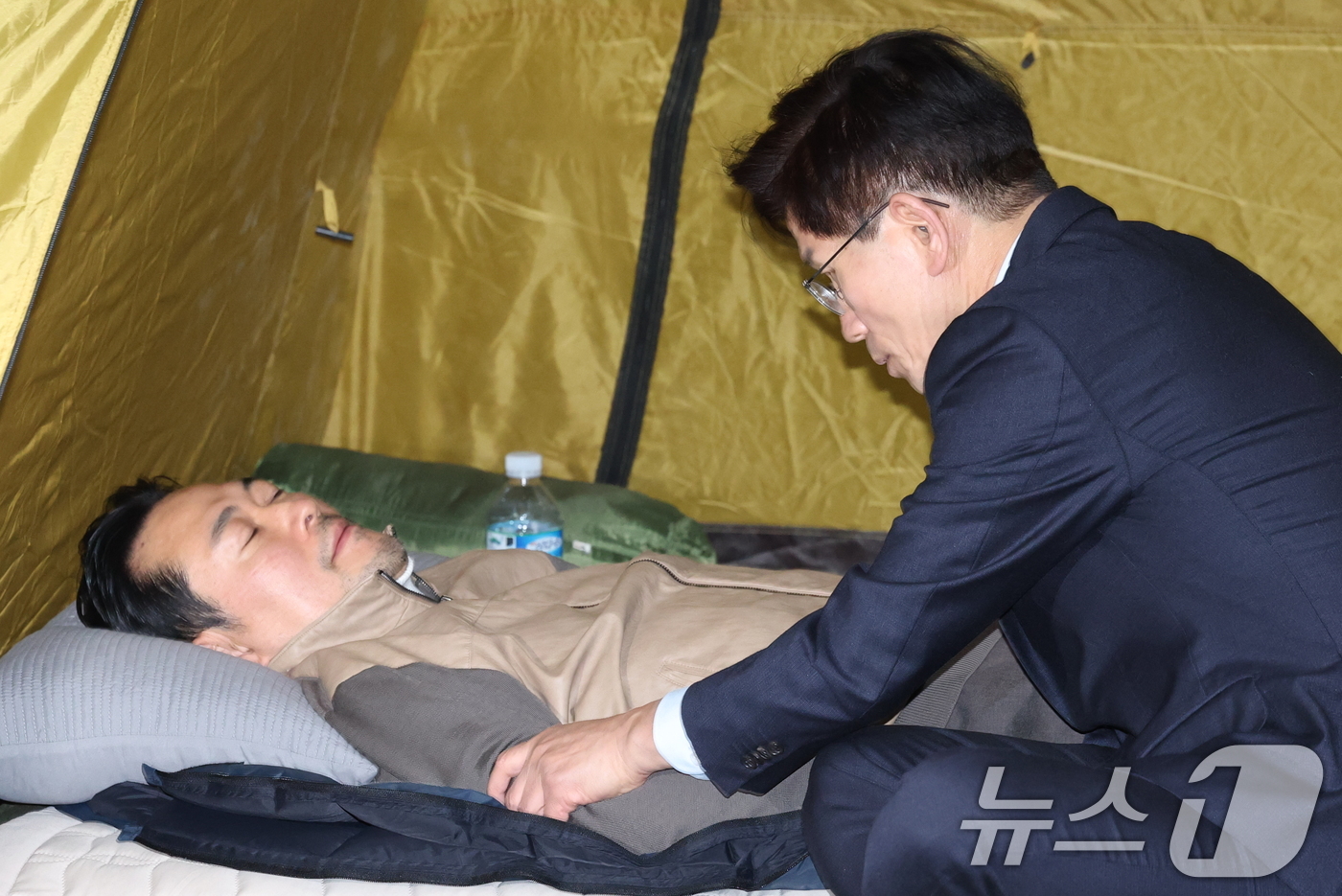 (서울=뉴스1) 이승배 기자 = 단식 중인 장동혁 국민의힘 대표가 21일 서울 여의도 국회 로텐더홀 단식 농성장을 찾은 김문수 전 고용노동부 장관과 대화하고 있다. 2026.1.2 …