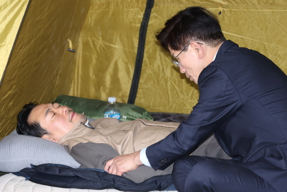 장동혁 대표와 인사 나누는 김문수