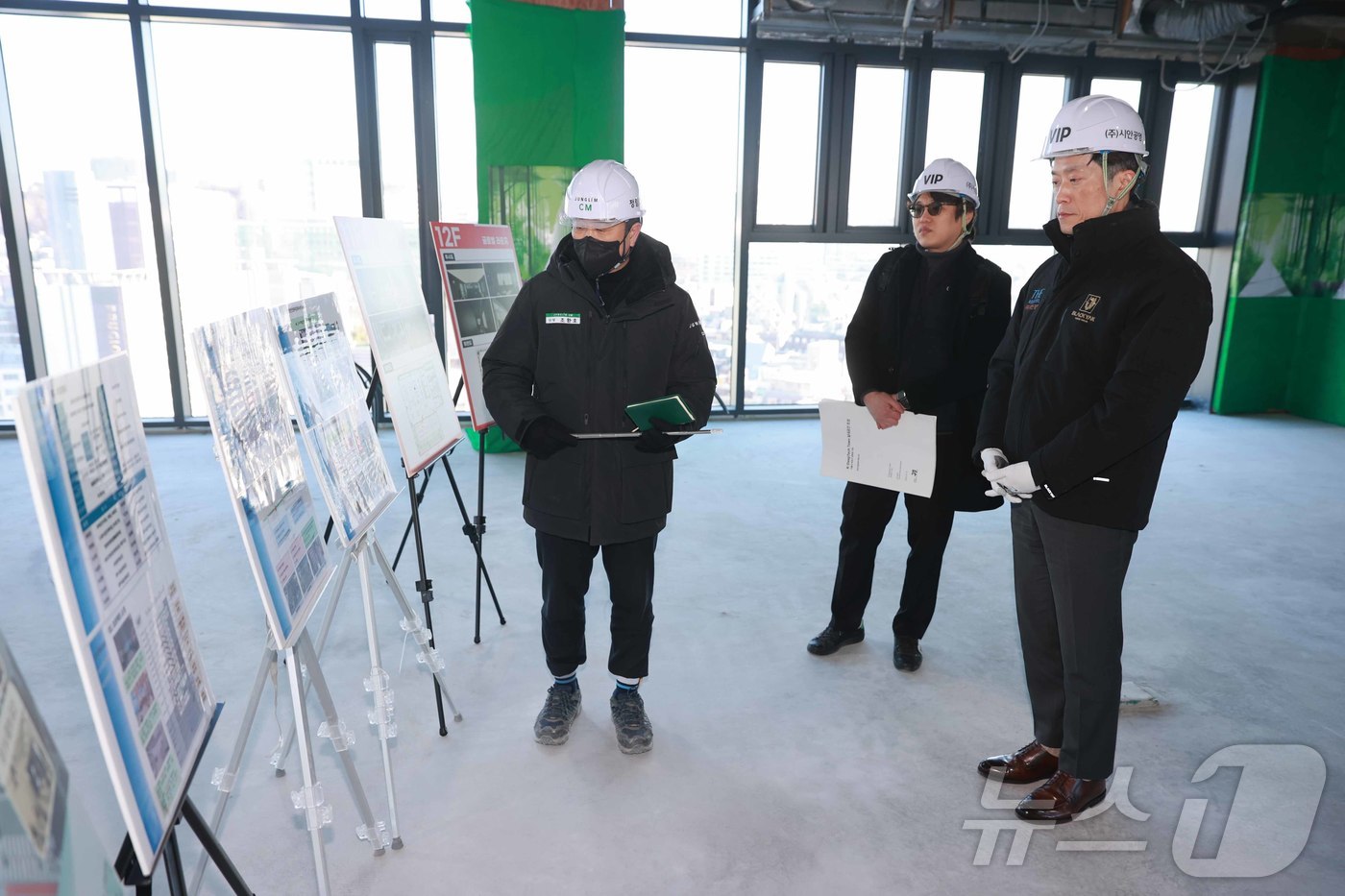 (서울=뉴스1) = 노용석 중소벤처기업부 제1차관이 21일 서울 마포구 L7 홍대 바이 롯데에서 열린 '글로벌 창업허브 TF 3차 회의'를 마치고 글로벌 창업허브 조성지 공사 현장 …