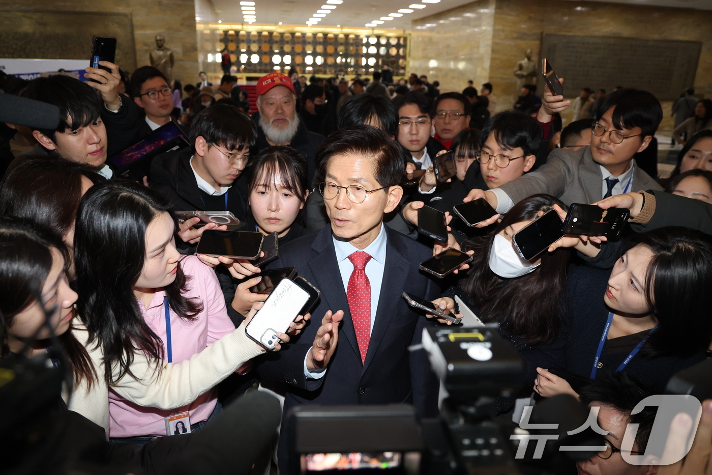 (서울=뉴스1) 이승배 기자 = 김문수 전 고용노동부 장관이 21일 오후 서울 여의도 국회 로텐더 홀에서 단식 중인 장동혁 국민의힘 대표를 만난 후 취재진 질문에 답하고 있다. 2 …