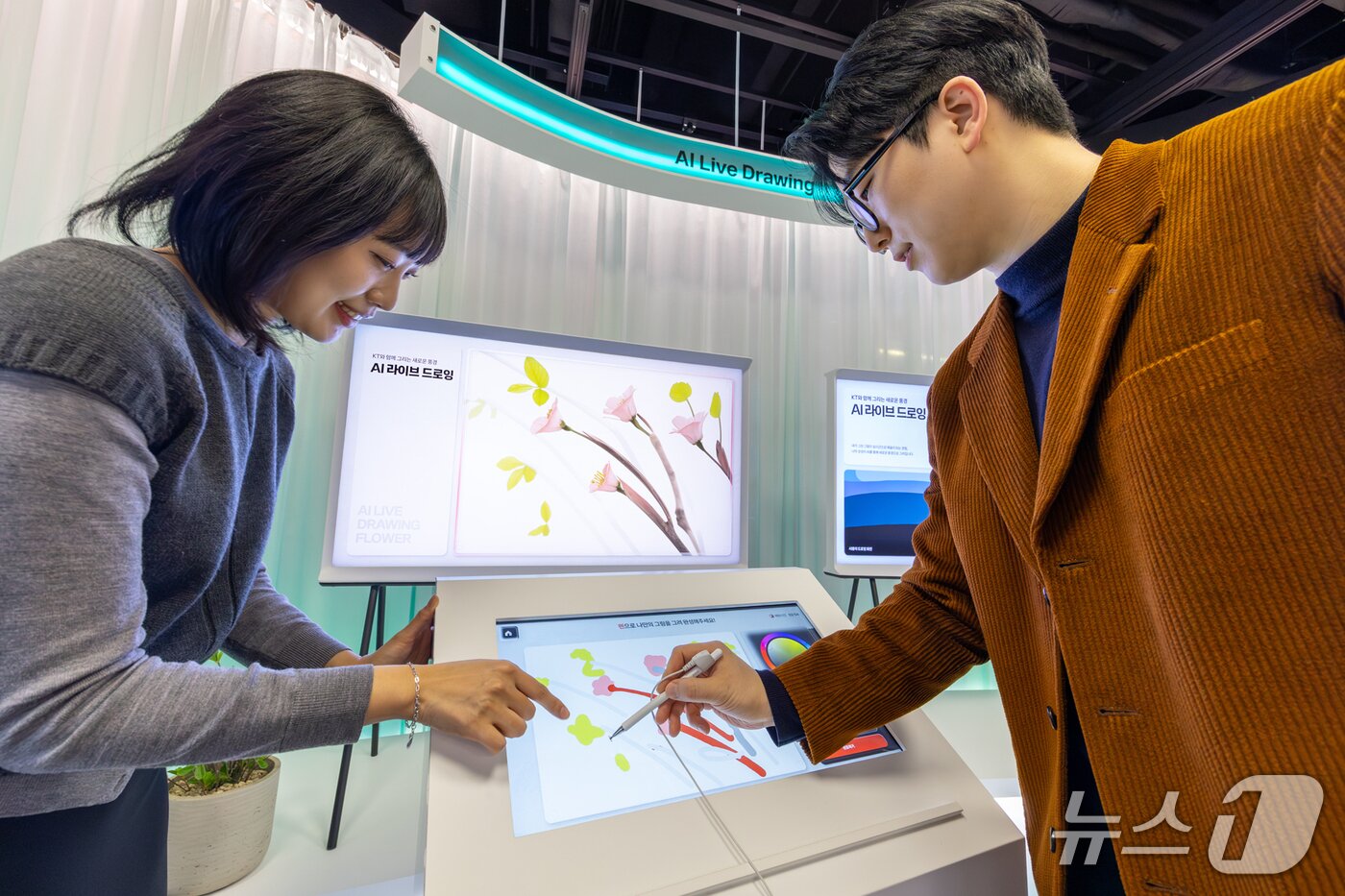 본문 이미지 - KT 온마루 전시 공간에 마련된 'AI 라이브 드로잉존'. 2026.01.21/뉴스1(KT 제공)