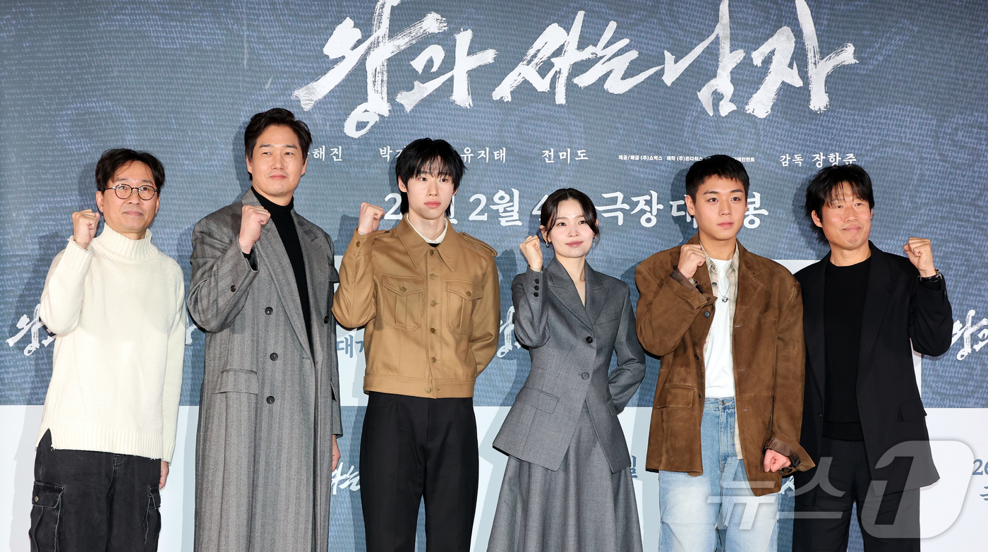 (서울=뉴스1) 김진환 기자 = 장항준 감독(왼쪽부터), 배우 유지태, 김민, 전미도, 박지훈, 유해진이 21일 오후 서울 강남구 코엑스 메가박스점에서 열린 영화 ‘왕과 사는 남자 …