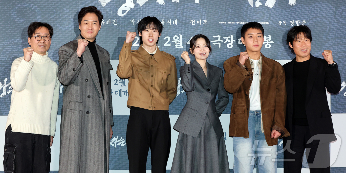 (서울=뉴스1) 김진환 기자 = 장항준 감독(왼쪽부터), 배우 유지태, 김민, 전미도, 박지훈, 유해진이 21일 오후 서울 강남구 코엑스 메가박스점에서 열린 영화 ‘왕과 사는 남자 …