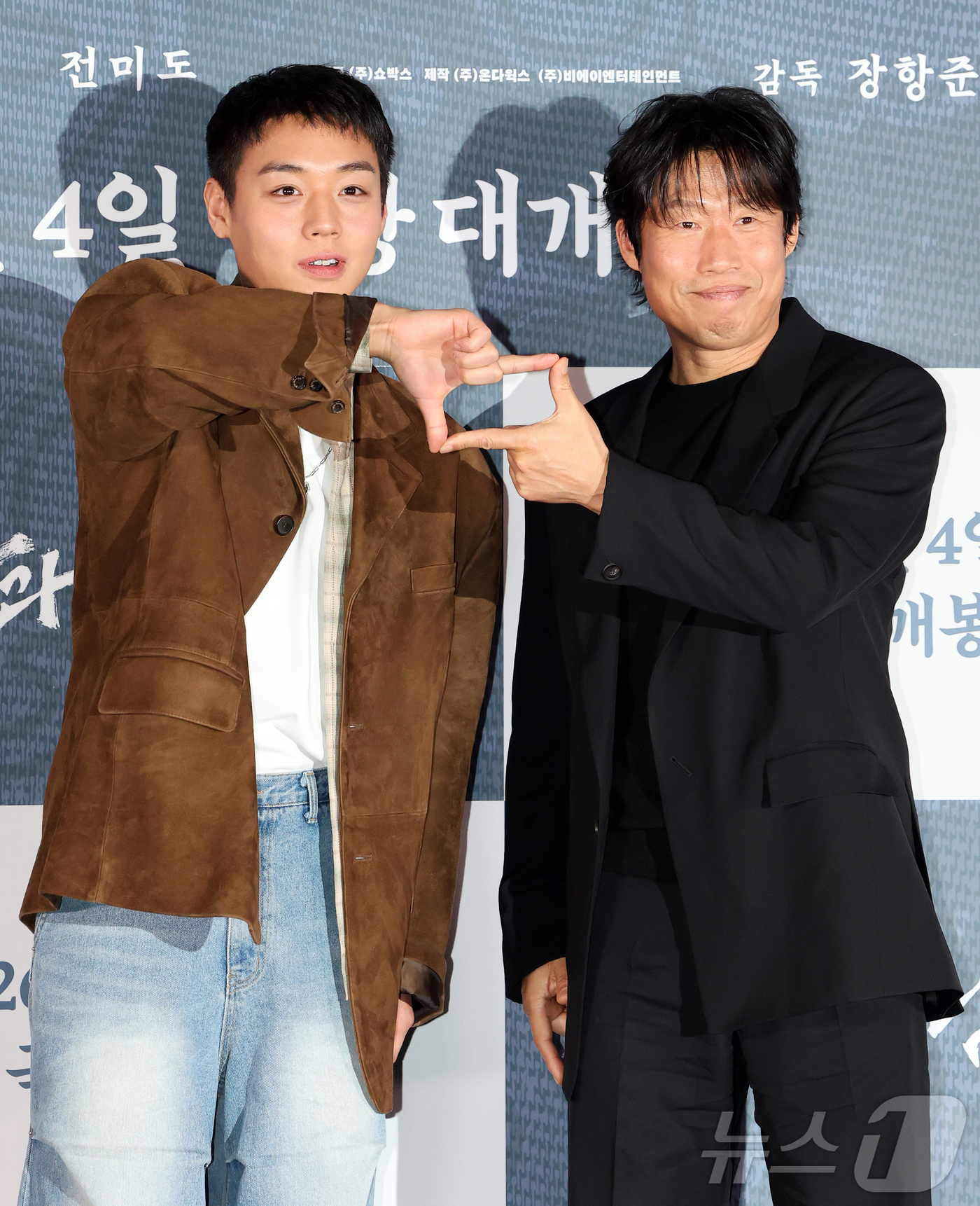 (서울=뉴스1) 김진환 기자 = 배우 박지훈과 유해진이 21일 오후 서울 강남구 코엑스 메가박스점에서 열린 영화 ‘왕과 사는 남자’ 기자간담회에서 포즈를 취하고 있다.'왕과 사는 …