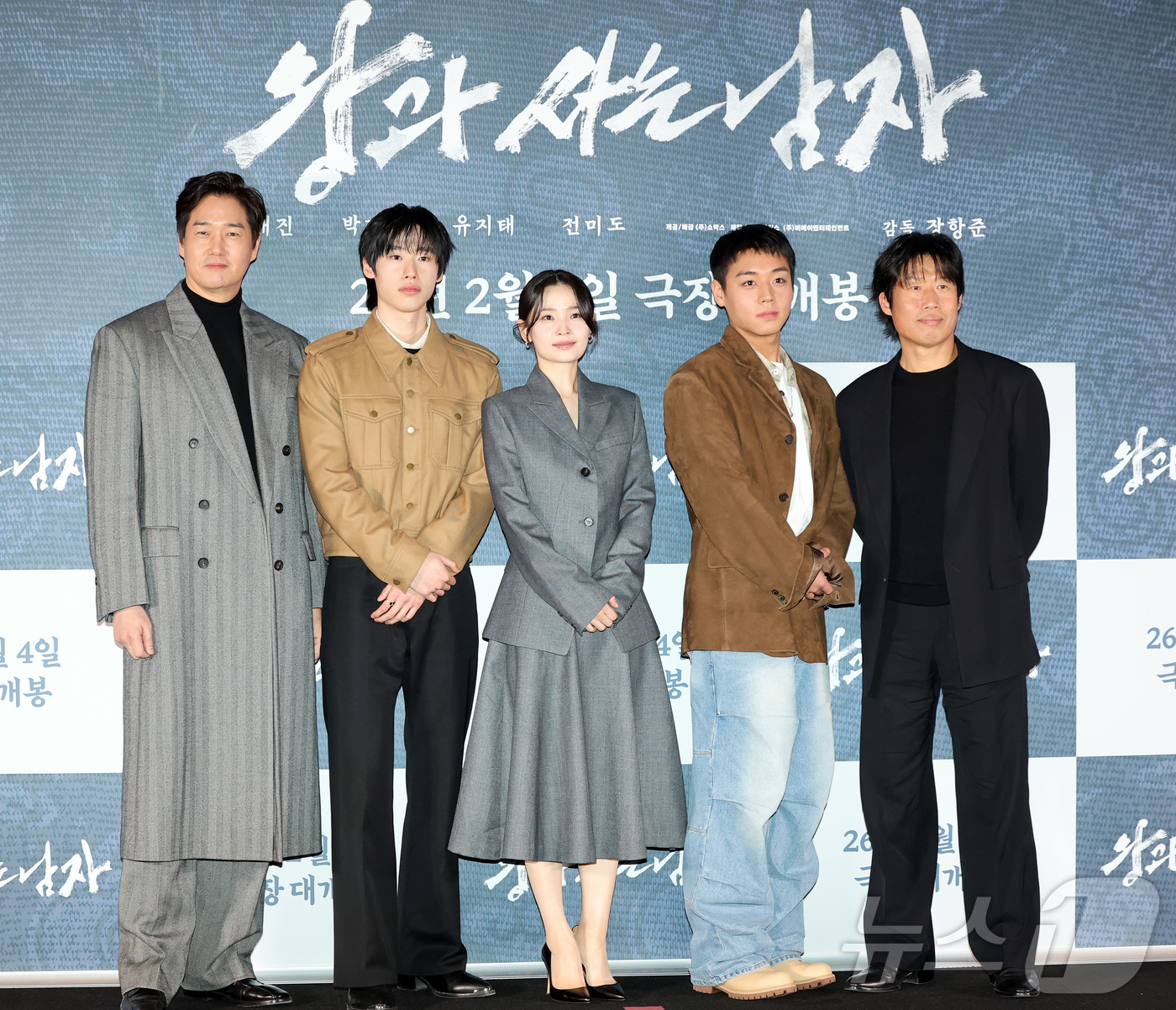 (서울=뉴스1) 김진환 기자 = 배우 유지태(왼쪽부터), 김민, 전미도, 박지훈, 유해진이 21일 오후 서울 강남구 코엑스 메가박스점에서 열린 영화 ‘왕과 사는 남자’ 기자간담회에 …