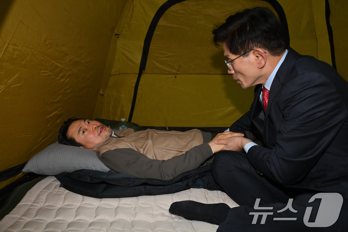 (서울=뉴스1) 신웅수 기자 = 단식 중인 장동혁 국민의힘 대표가 21일 서울 여의도 국회 로텐더홀 단식 농성장을 찾은 김문수 전 고용노동부 장관과 대화하고 있다. (공동취재) 2 …