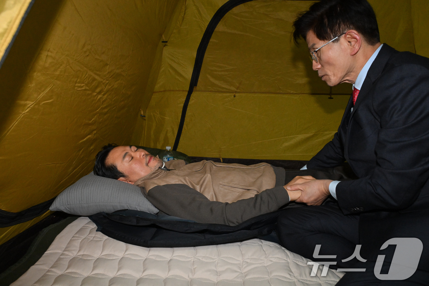 (서울=뉴스1) 신웅수 기자 = 단식 중인 장동혁 국민의힘 대표가 21일 서울 여의도 국회 로텐더홀 단식 농성장을 찾은 김문수 전 고용노동부 장관과 대화하고 있다. (공동취재) 2 …