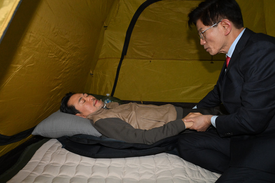 장동혁 대표 손 잡는 김문수 전 장관