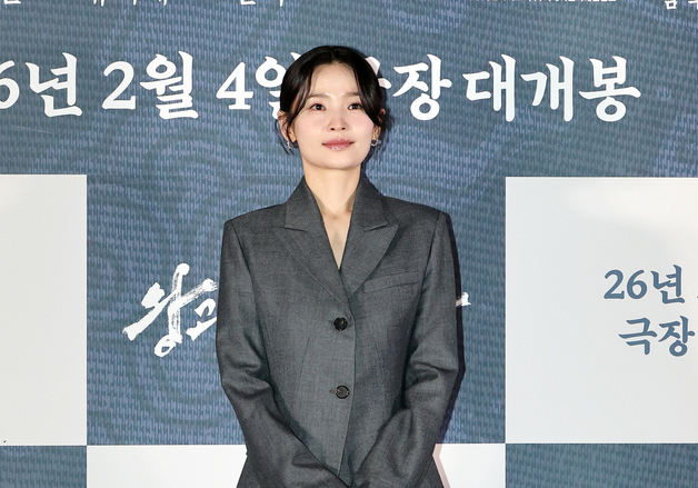 포즈 취하는 전미도