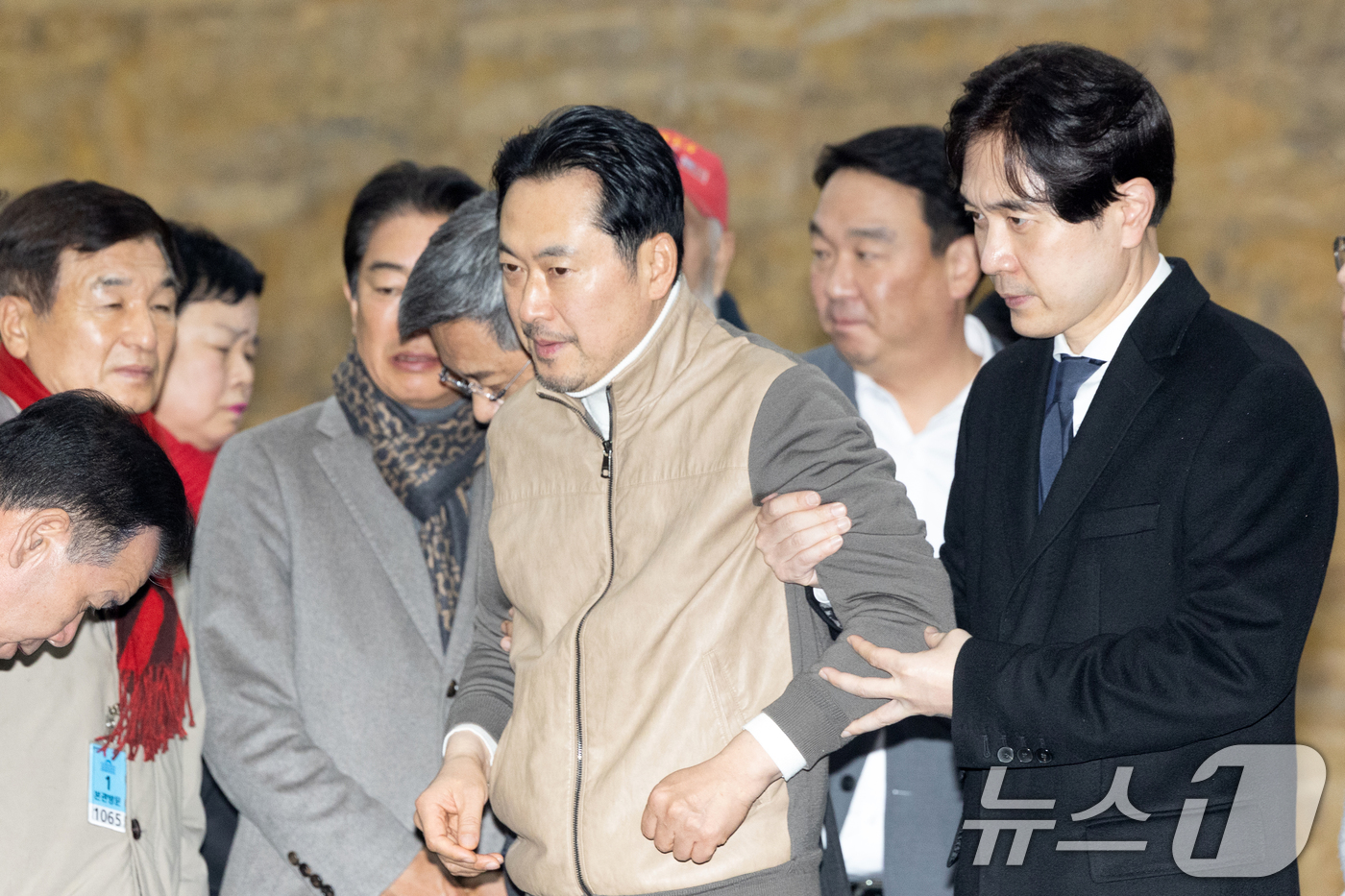 (서울=뉴스1) 이승배 기자 = 장동혁 국민의힘 대표가 21일 서울 여의도 국회 로텐더홀에서 더불어민주당의 통일교 및 공천뇌물 특검 수용을 촉구하며 7일째 단식을 이어가는 가운데 …