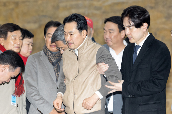 부축 받으며 발걸음 옮기는 장동혁 대표