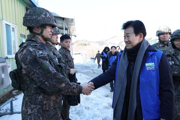 정동영, DMZ '평화의길' 방문…"중단된 일부 구간 재개방할 것"