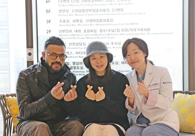 럭키 부부, 강남차여성병원에서 첫 딸 품에 안아