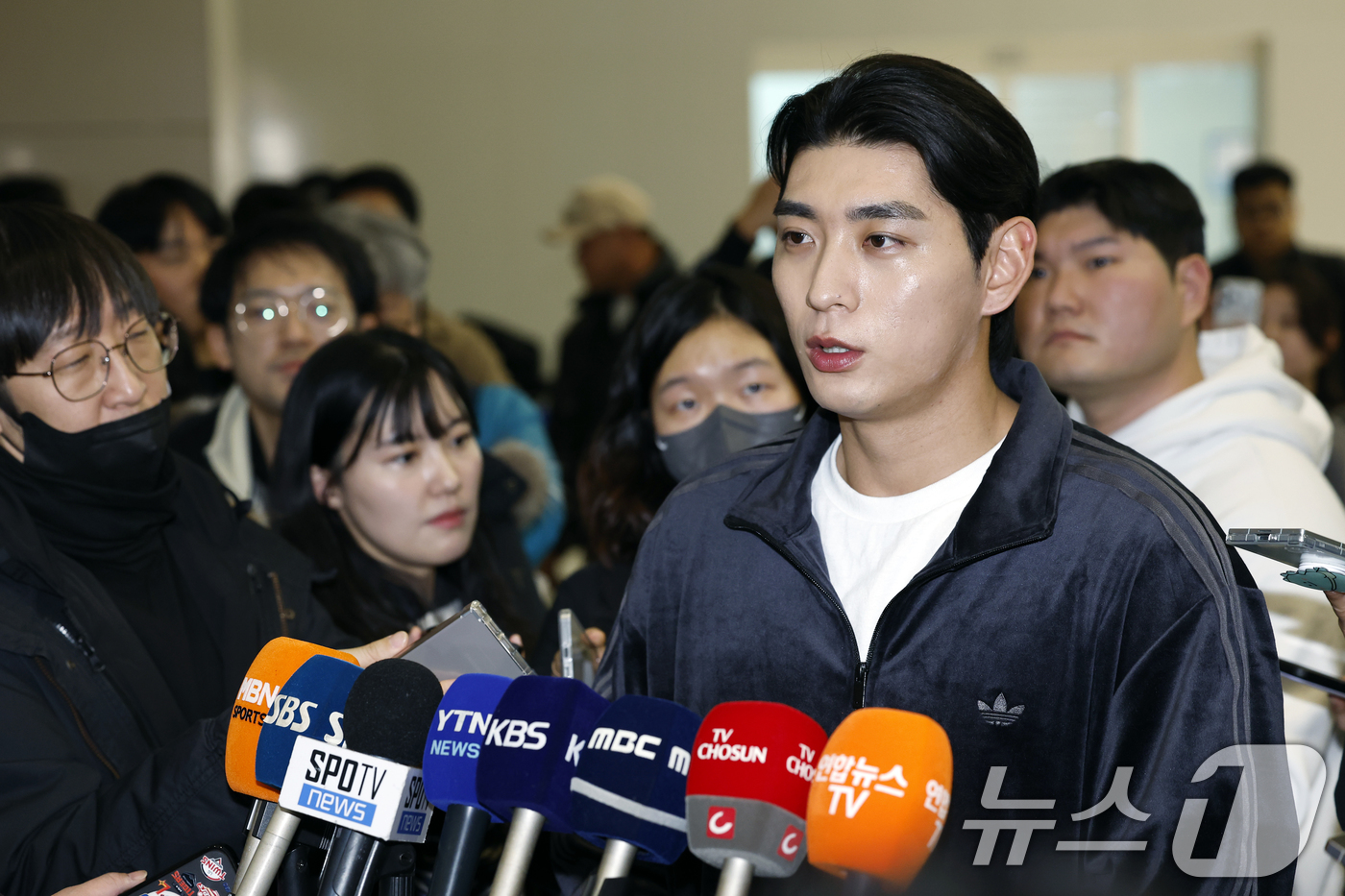 (인천공항=뉴스1) 박정호 기자 = 메이저리그(MLB) 샌프란시스코 자이언츠에서 뛰는 이정후가 21일 오후 인천국제공항 2터미널에서 출국 전 인터뷰를 하고 있다.올해 메이저리그(M …