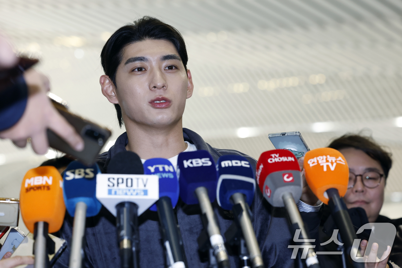 (인천공항=뉴스1) 박정호 기자 = 메이저리그(MLB) 샌프란시스코 자이언츠에서 뛰는 이정후가 21일 오후 인천국제공항 2터미널에서 출국 전 인터뷰를 하고 있다.올해 메이저리그(M …