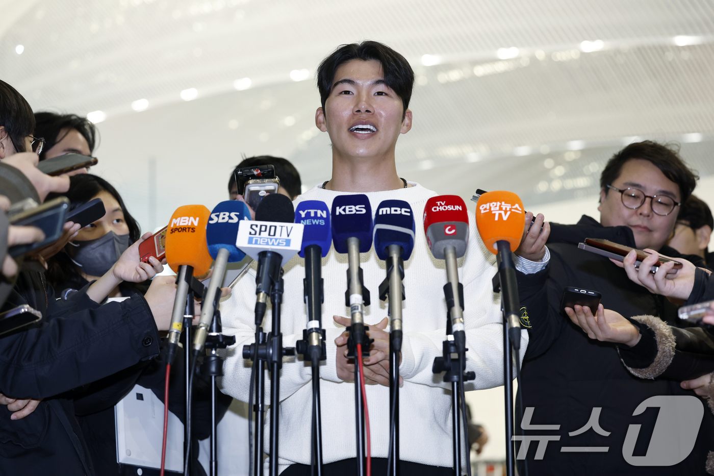 (인천공항=뉴스1) 박정호 기자 = 메이저리그(MLB) LA 다저스에서 뛰는 김혜성이 21일 오후 인천국제공항 2터미널에서 출국 전 인터뷰를 하고 있다.빅리그 데뷔 첫해부터 월드시 …