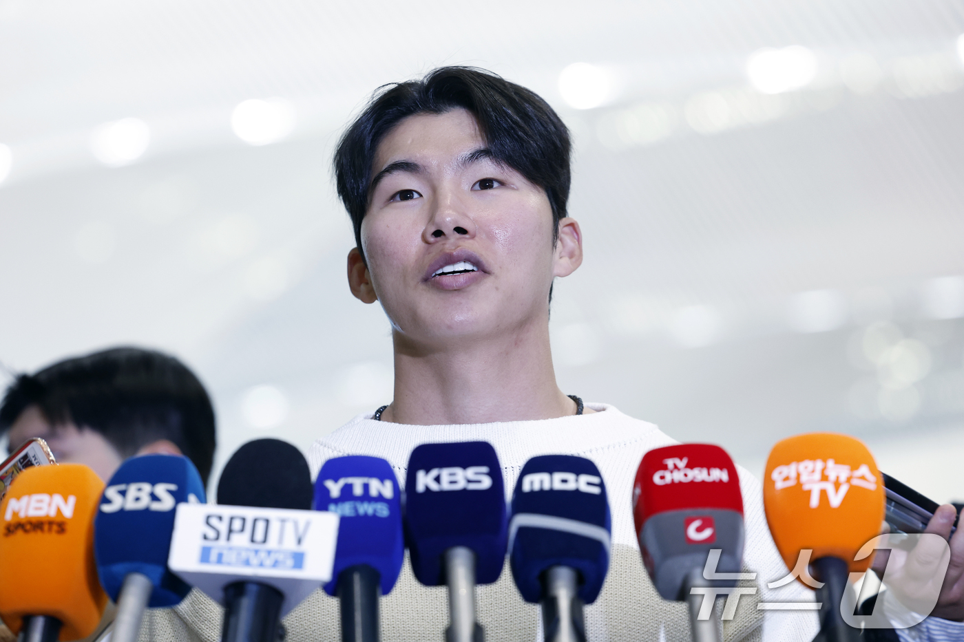 (인천공항=뉴스1) 박정호 기자 = 메이저리그(MLB) LA 다저스에서 뛰는 김혜성이 21일 오후 인천국제공항 2터미널에서 출국 전 인터뷰를 하고 있다.빅리그 데뷔 첫해부터 월드시 …