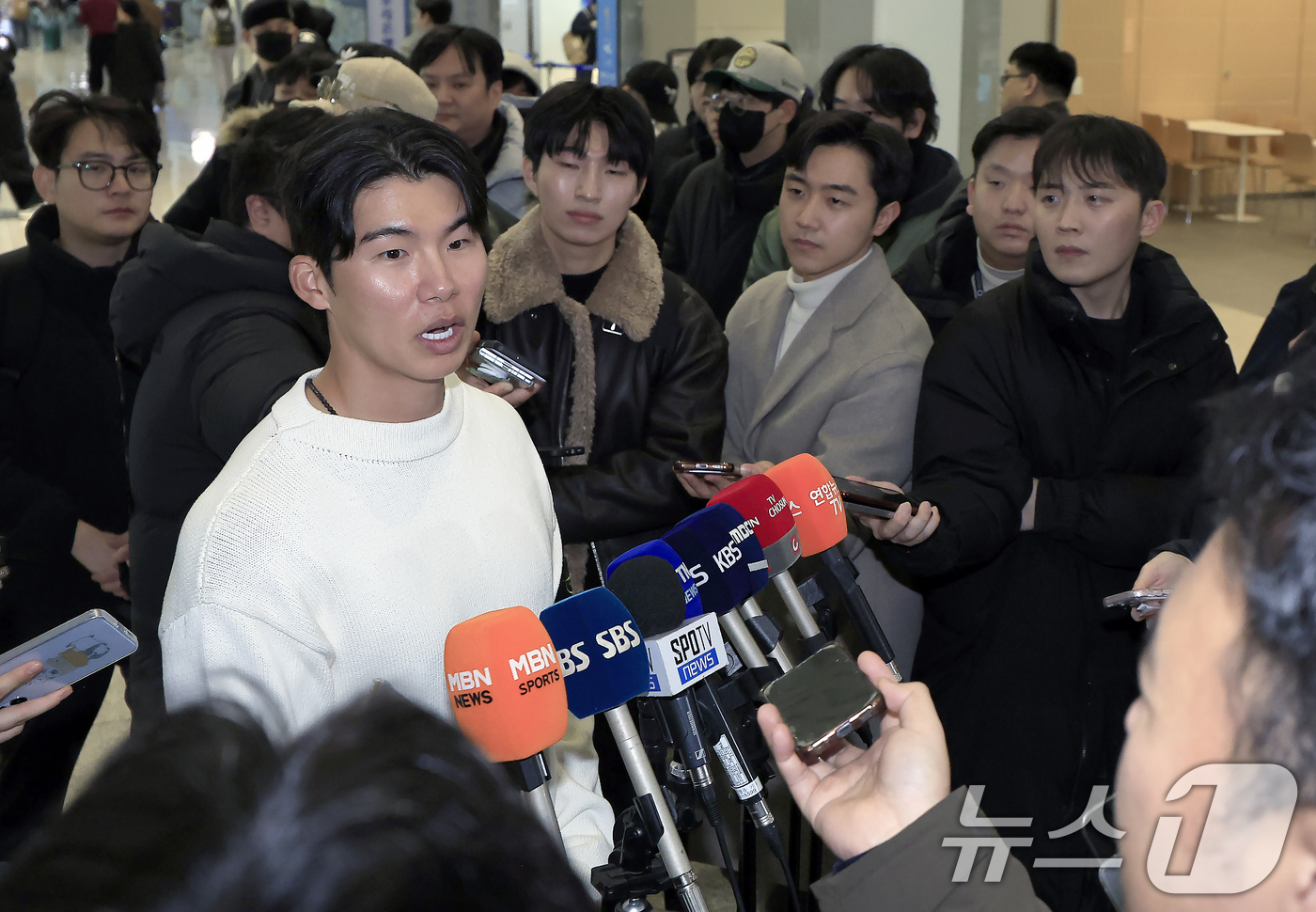 (인천공항=뉴스1) 박정호 기자 = 메이저리그(MLB) LA 다저스에서 뛰는 김혜성이 21일 오후 인천국제공항 2터미널에서 출국 전 인터뷰를 하고 있다.빅리그 데뷔 첫해부터 월드시 …