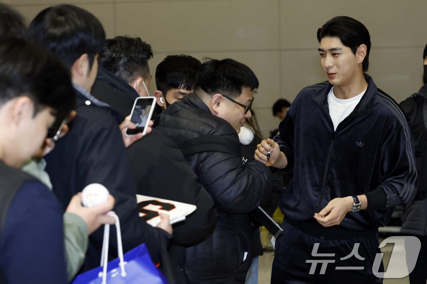 (인천공항=뉴스1) 박정호 기자 = 메이저리그(MLB) 샌프란시스코 자이언츠에서 뛰는 이정후가 21일 오후 인천국제공항 2터미널에서 출국 전 언론 인터뷰를 마친 뒤 팬들에게 사인을 …