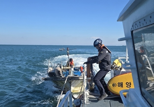 울산 앞바다서 침수된 어선, 해경에 구조