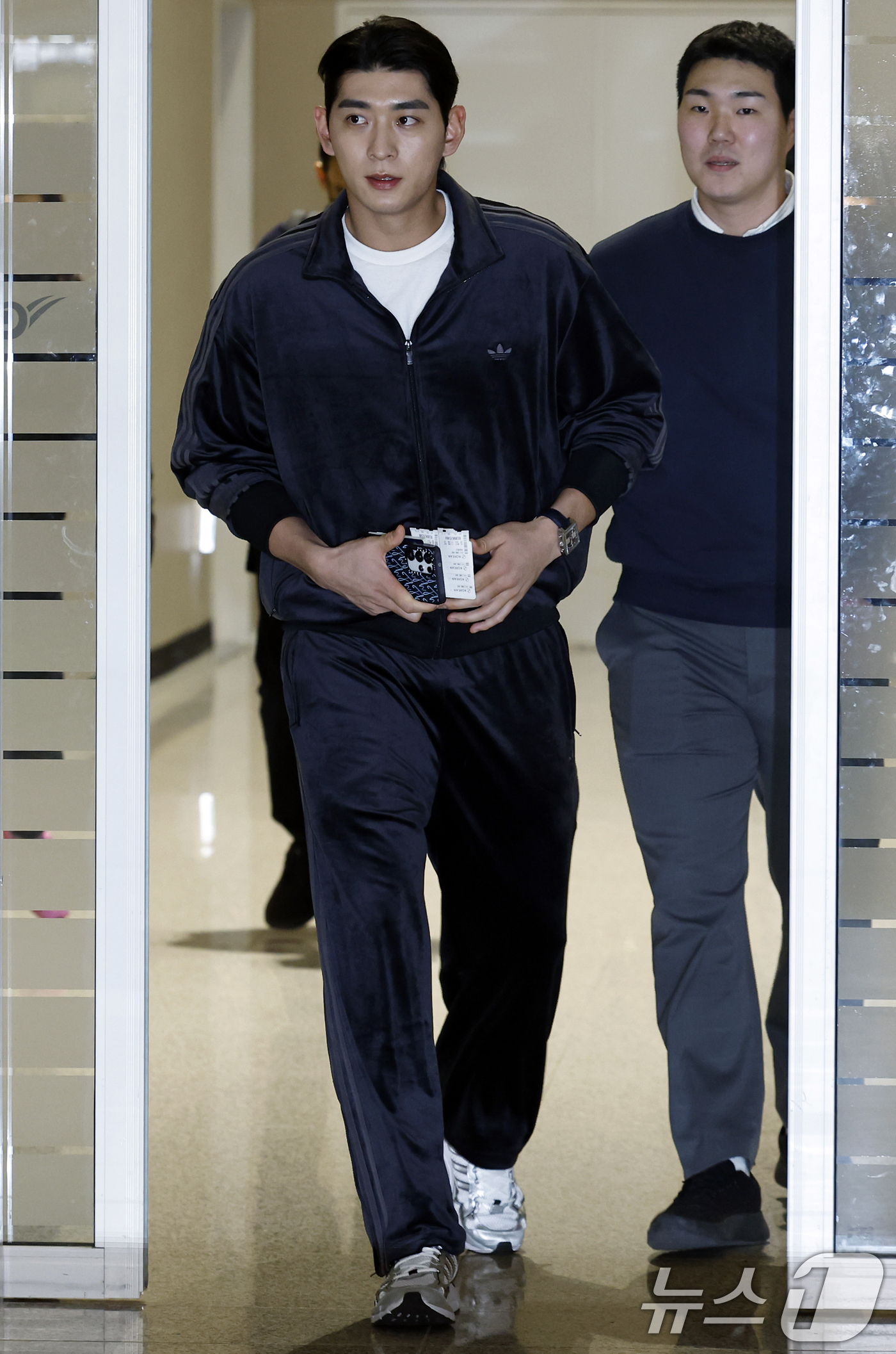 (인천공항=뉴스1) 박정호 기자 = 메이저리그(MLB) 샌프란시스코 자이언츠에서 뛰는 이정후가 21일 오후 인천국제공항 2터미널에서 출국 전 언론 인터뷰를 위해 출국 심사 후 밖으 …