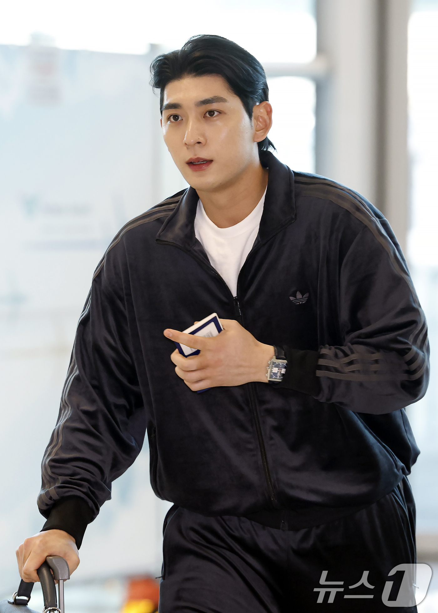 (인천공항=뉴스1) 박정호 기자 = 메이저리그(MLB) 샌프란시스코 자이언츠에서 뛰는 이정후가 21일 오후 인천국제공항 2터미널에 도착하고 있다.올해 메이저리그(MLB) 세 번째 …