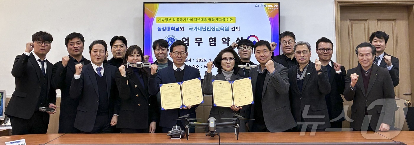 (서울=뉴스1) = 문영훈 행정안전부 국가재난안전교육원장(왼쪽)과 이민숙 동강대학교 총장이 21일 오후 광주광역시 동강대학교에서 열린 ‘드론을 활용한 재난안전 교육 발전을 위한 업 …