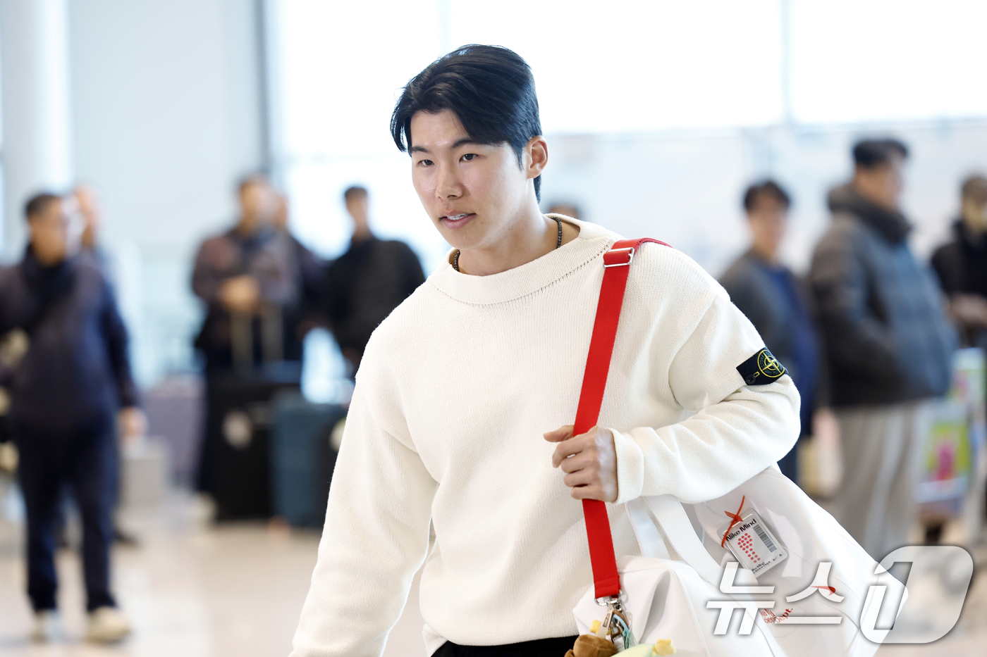 (인천공항=뉴스1) 박정호 기자 = 메이저리그(MLB) LA 다저스에서 뛰는 김혜성이 21일 오후 인천국제공항 2터미널에 도착하고 있다.빅리그 데뷔 첫해부터 월드시리즈 우승을 경험 …