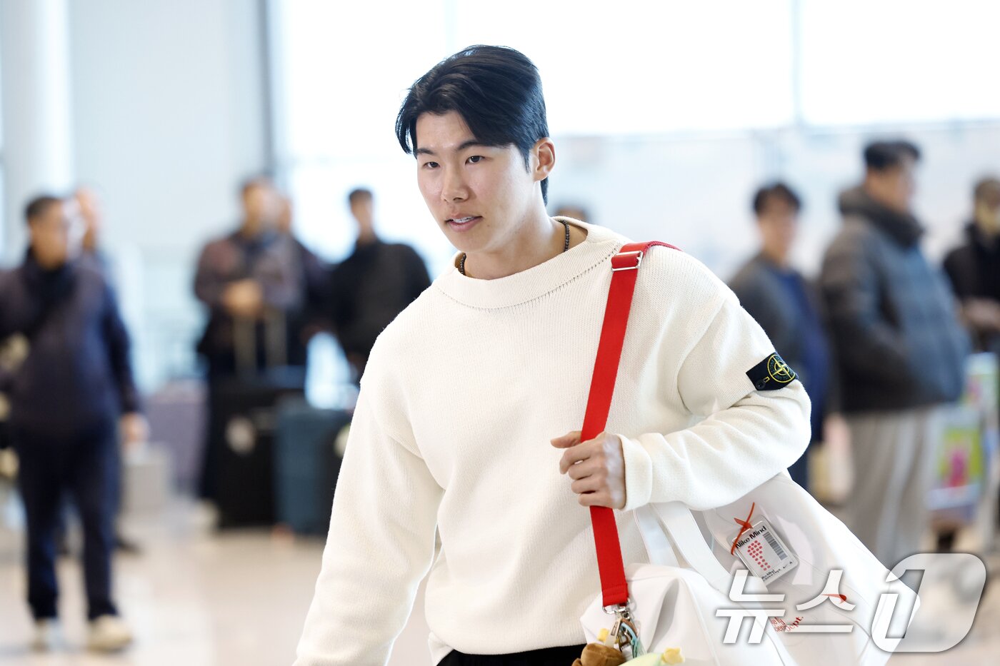 본문 이미지 - 메이저리그(MLB) LA 다저스에서 뛰는 김혜성이 21일 오후 인천국제공항 2터미널에 도착하고 있다. 빅리그 데뷔 첫해부터 월드시리즈 우승을 경험한 김혜성은 지난해 71경기에 출전해 0.280의 타율과 3홈런 17타점 13도루 등을 기록했다. 2026.1.21/뉴스1 ⓒ News1 박정호 기자