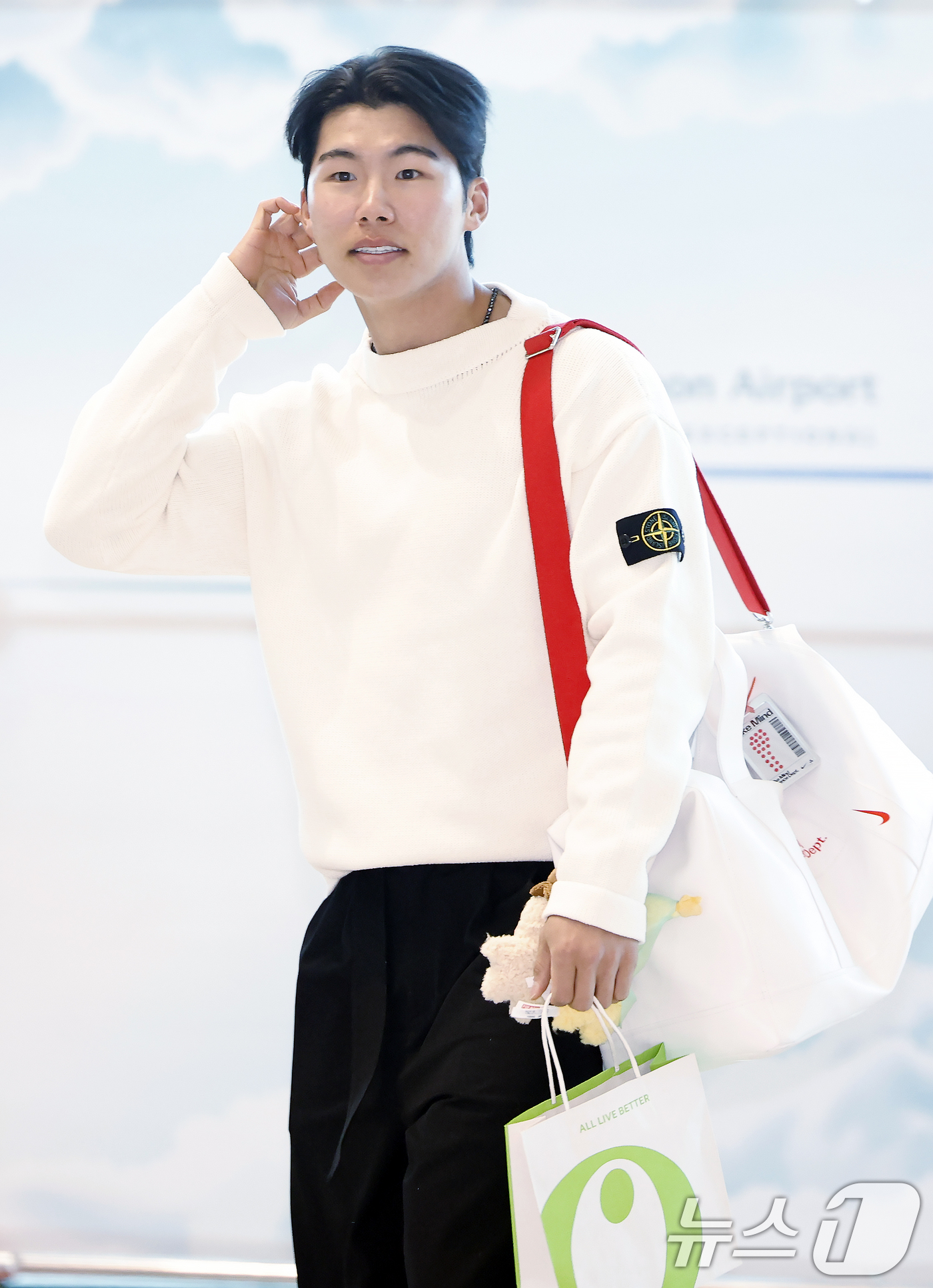 (인천공항=뉴스1) 박정호 기자 = 메이저리그(MLB) LA 다저스에서 뛰는 김혜성이 21일 오후 인천국제공항 2터미널에 도착하고 있다.빅리그 데뷔 첫해부터 월드시리즈 우승을 경험 …