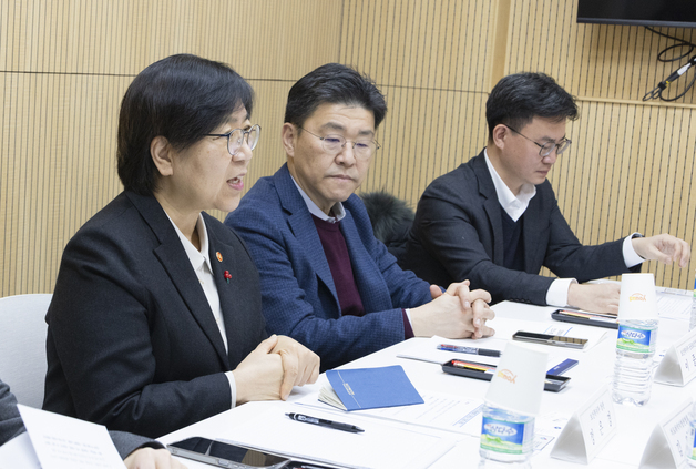 정은경 "의료취약지 병원에 감사…운영 여건 개선안 검토"