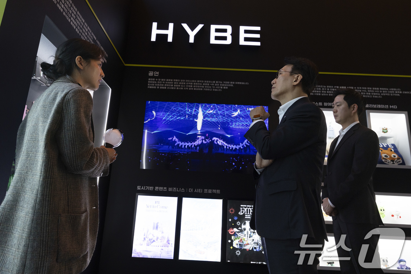 (서울=뉴스1) 청사사진기자단 = 김민석 국무총리가 21일 오후 문화컨텐츠 현장방문의 일정으로 용산구 하이브를 방문해 하이브 이재상 대표이사(오른쪽 끝)와 홍보부스에서 설명을 듣고 …