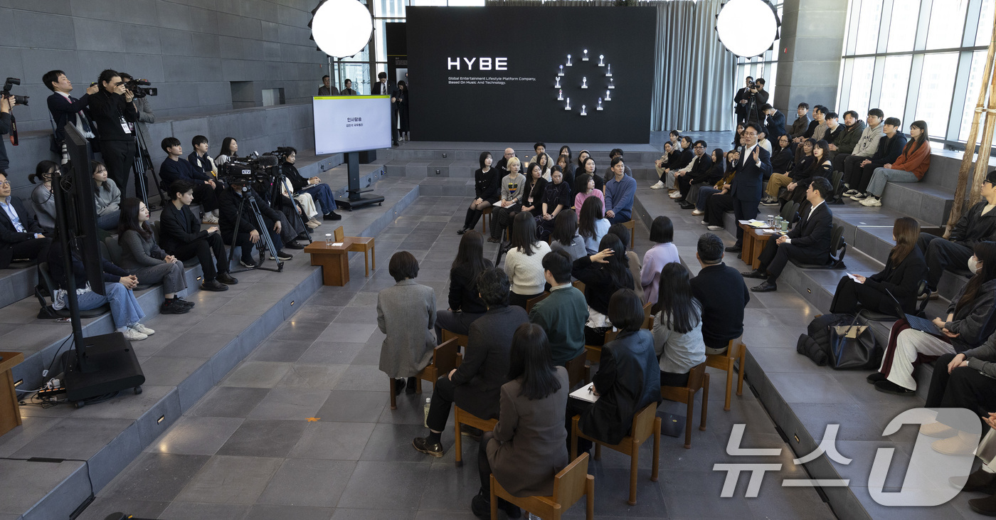 (서울=뉴스1) 청사사진기자단 = 김민석 국무총리가 21일 오후 문화컨텐츠 현장방문의 일정으로 용산구 하이브를 방문 청년종사자 타운홀 미팅을 하고 있다. 2026.1.21/뉴스1