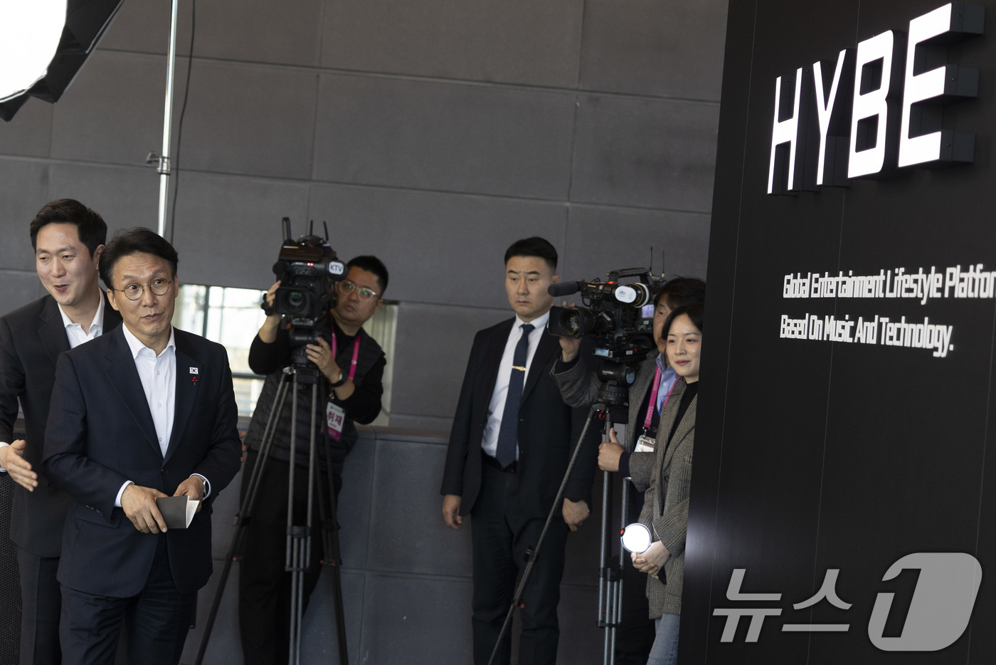 (서울=뉴스1) 청사사진기자단 = 김민석 국무총리가 21일 오후 문화컨텐츠 현장방문의 일정으로 용산구 하이브를 방문 청년종사자 타운홀 미팅을 하기 전 하이브 로고를 보고 있다. 2 …