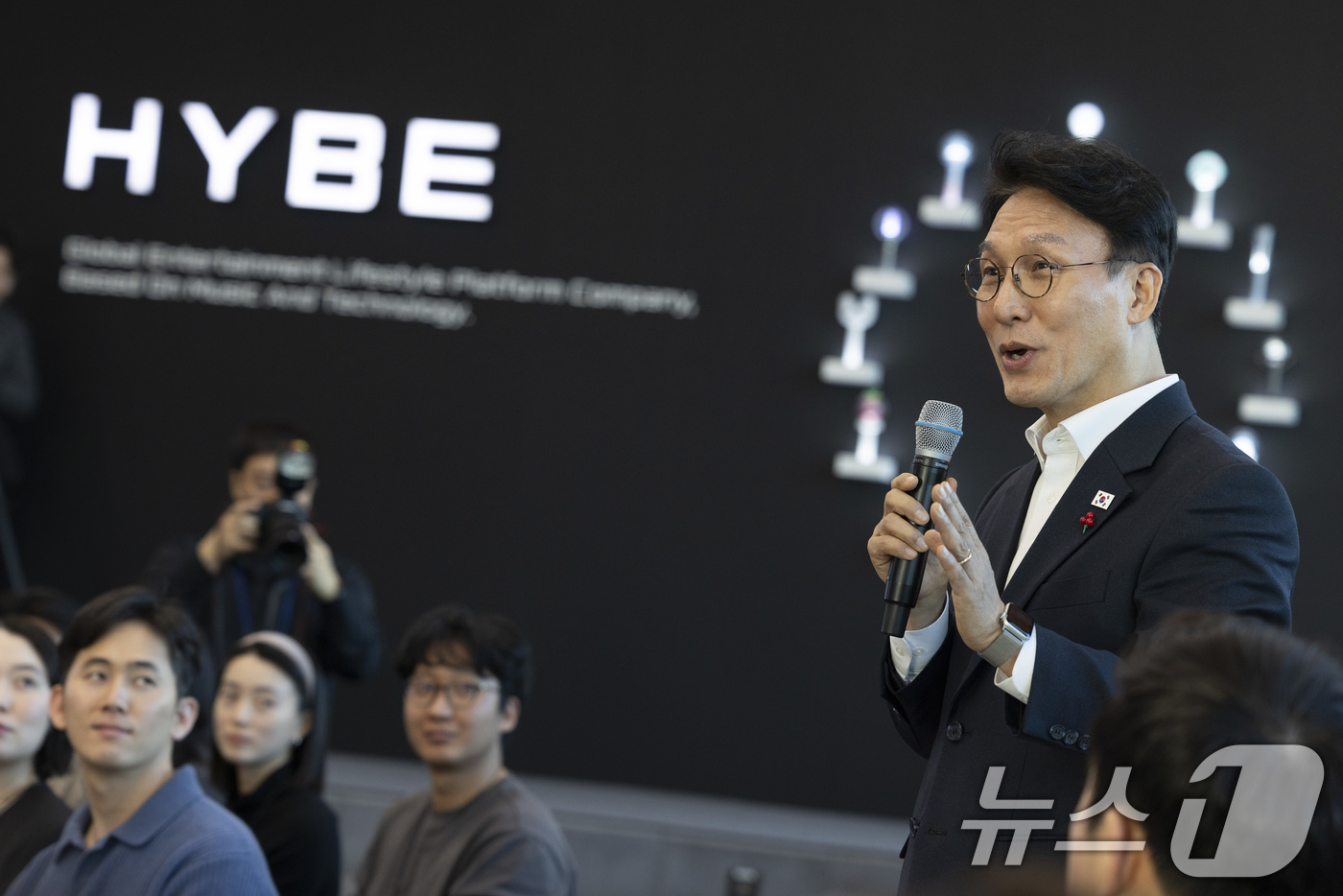 (서울=뉴스1) 청사사진기자단 = 김민석 국무총리가 21일 오후 문화컨텐츠 현장방문의 일정으로 용산구 하이브를 방문 청년종사자 타운홀 미팅을 하고 있다. 2026.1.21/뉴스1