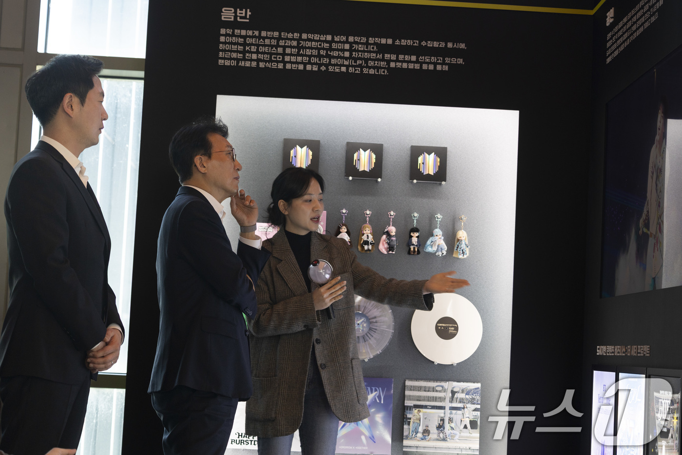 (서울=뉴스1) 청사사진기자단 = 김민석 국무총리가 21일 오후 문화컨텐츠 현장방문의 일정으로 용산구 하이브를 방문해 하이브 이재상 대표이사(왼쪽 끝)와 홍보부스에서 설명을 듣고 …