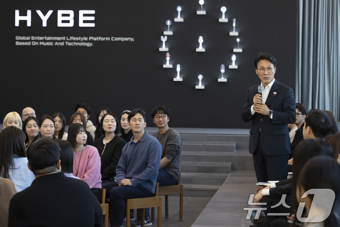 (서울=뉴스1) 청사사진기자단 = 김민석 국무총리가 21일 오후 문화컨텐츠 현장방문의 일정으로 용산구 하이브를 방문 청년종사자 타운홀 미팅을 하고 있다. 2026.1.21/뉴스1