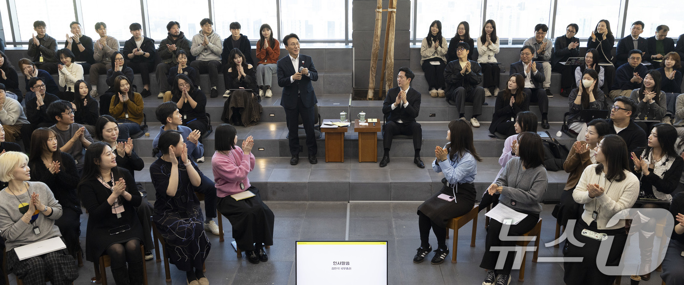 (서울=뉴스1) 청사사진기자단 = 김민석 국무총리가 21일 오후 문화컨텐츠 현장방문의 일정으로 용산구 하이브를 방문 청년종사자 타운홀 미팅을 하고 있다. 2026.1.21/뉴스1