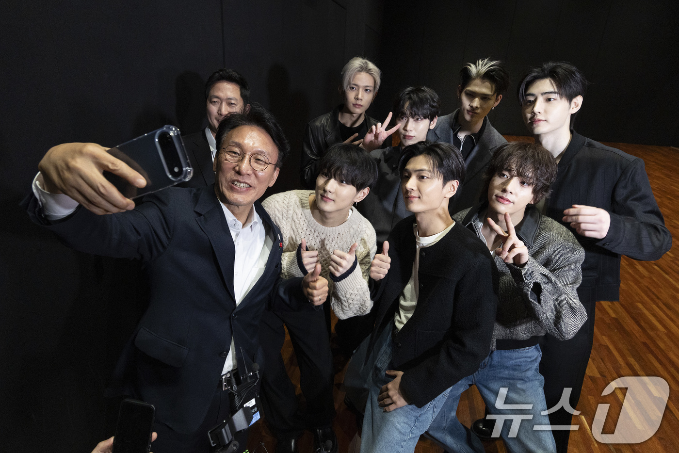 (서울=뉴스1) 청사사진기자단 = 김민석 국무총리가 21일 오후 문화컨텐츠 현장방문의 일정으로 용산구 하이브를 방문해 KPOP  보이그룹 엔하이픈과 셀카를 찍고 있다. . 2026 …