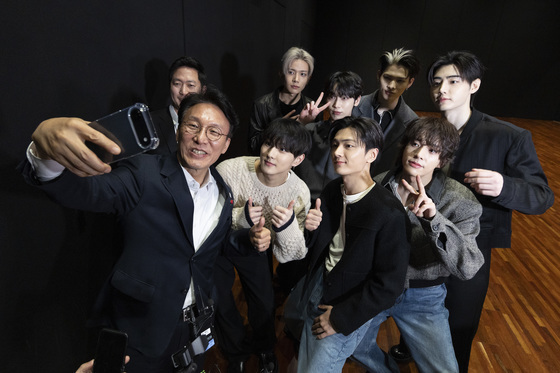 엔하이픈과 셀카 찍는 김민석 총리