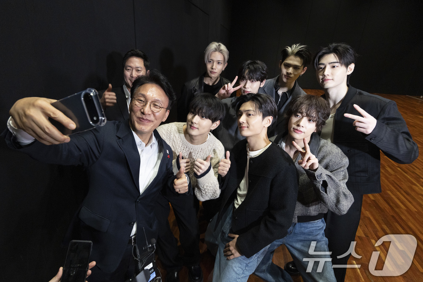 (서울=뉴스1) 청사사진기자단 = 김민석 국무총리가 21일 오후 문화컨텐츠 현장방문의 일정으로 용산구 하이브를 방문해 KPOP  보이그룹 엔하이픈과 셀카를 찍고 있다.  2026. …