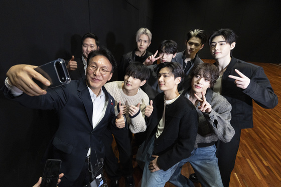 엔하이픈과 함께 셀카 찍는 엔하이픈