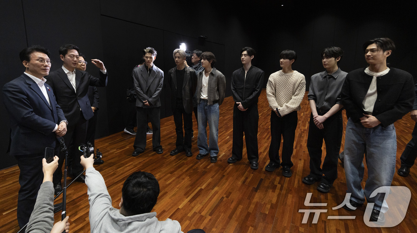 (서울=뉴스1) 청사사진기자단 = 김민석 국무총리가 21일 오후 문화컨텐츠 현장방문의 일정으로 용산구 하이브를 방문해 하이브 이재상 대표이사(왼쪽 두번째)로 부터 KPOP  보이그 …