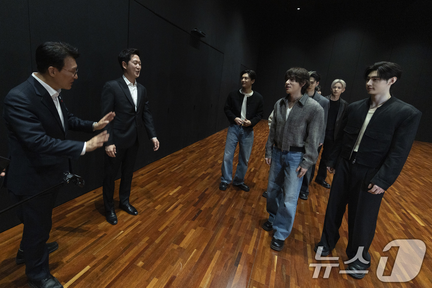 (서울=뉴스1) 청사사진기자단 = 김민석 국무총리가 21일 오후 문화컨텐츠 현장방문의 일정으로 용산구 하이브를 방문해 하이브 이재상 대표이사(왼쪽 두번째)와 KPOP  보이그룹 엔 …