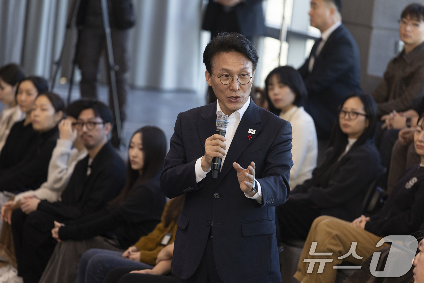 (서울=뉴스1) 청사사진기자단 = 김민석 국무총리가 21일 오후 문화컨텐츠 현장방문의 일정으로 용산구 하이브를 방문 청년종사자 타운홀 미팅을 하고 있다. 2026.1.21/뉴스1