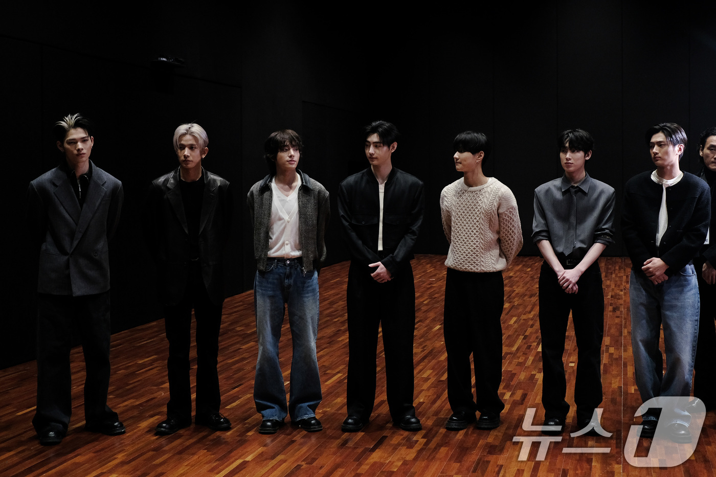 (서울=뉴스1) 청사사진기자단 = 보이그룹 엔하이픈 21일 오후 용산구 하이브에서 김민석 국무총리를 기다리고 있다. 2026.1.21/뉴스1