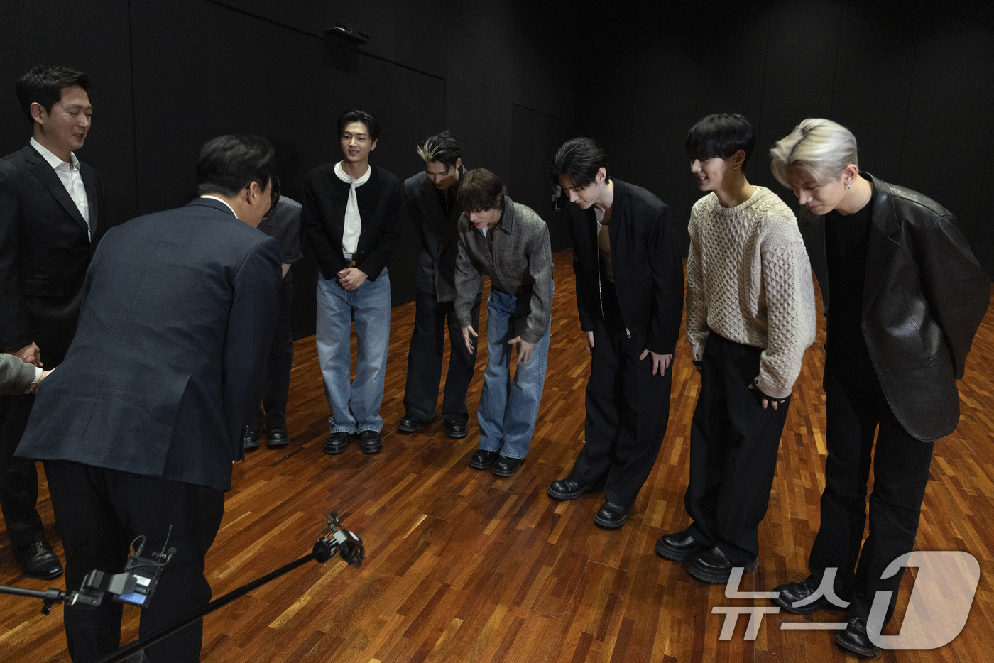 (서울=뉴스1) 청사사진기자단 = 김민석 국무총리가 21일 오후 문화컨텐츠 현장방문의 일정으로 용산구 하이브를 방문해  KPOP  보이그룹 엔하이픈과 인사를 나누고 있다. 2026 …