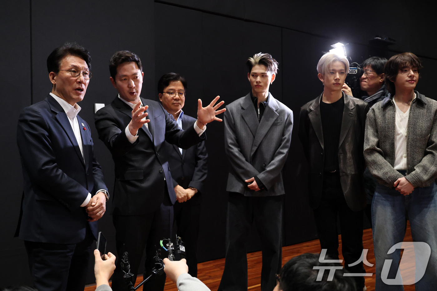 (서울=뉴스1) 청사사진기자단 = 김민석 국무총리가 21일 오후 서울 용산구 하이브 사옥 안무연습실 방문해 이재상 하이브 대표이사의 설명을 듣고 있다. 2026.1.21/뉴스1